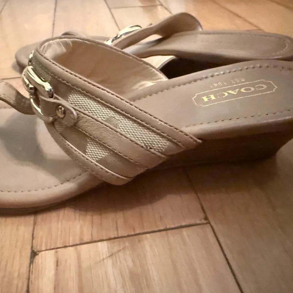 Coach Women's Tan Sandals used very good condition - Picture 4 of 6